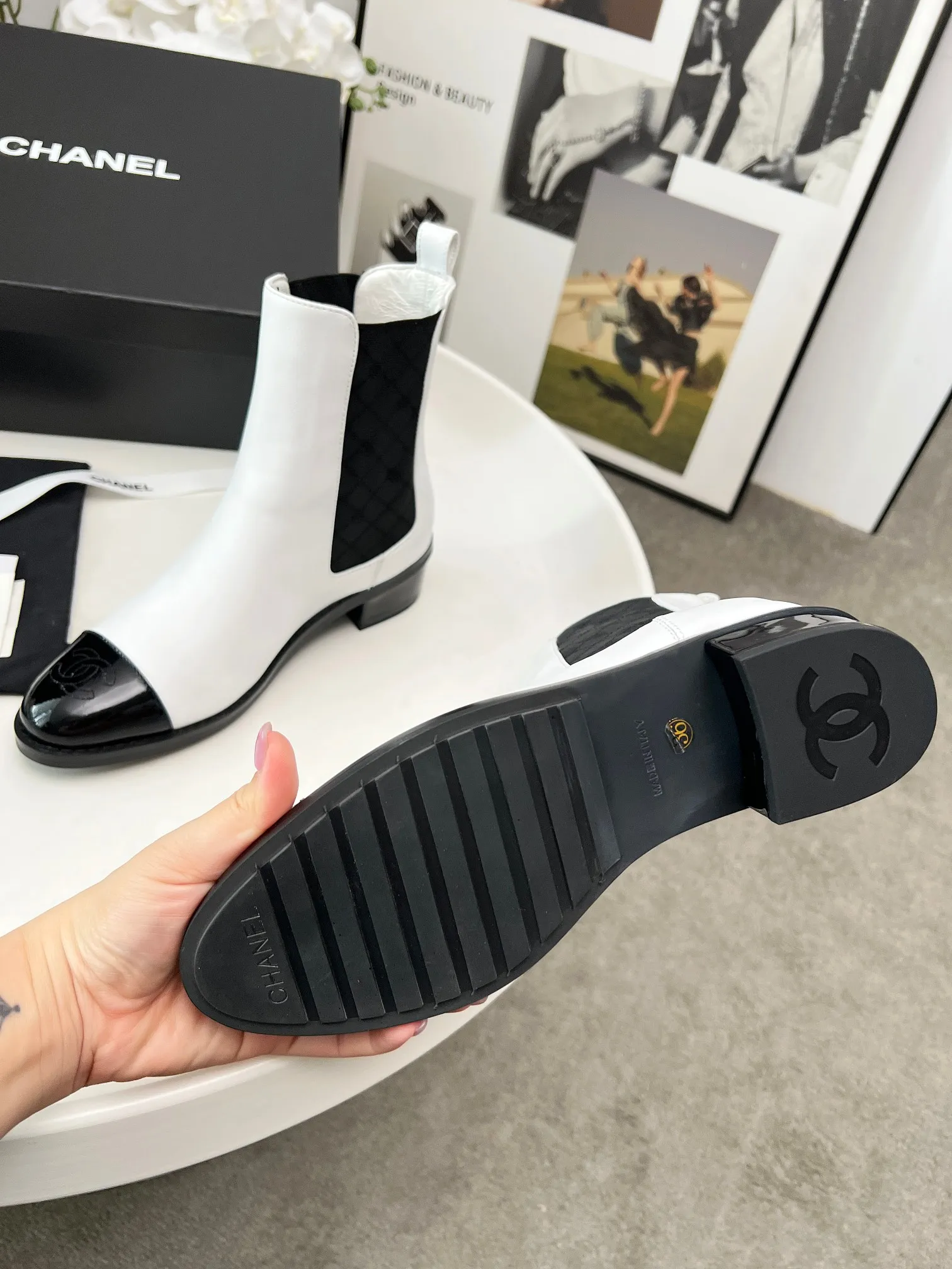 👟👟Ex-factory price 580👟👟 2025CHANEL These Chanel boots are amazing✨ Classic color matching, with a sense of high-end, the details of the toe are exquisite, and the fashion is instantly full when you put them on~ The different colors are easy to spot, and you can wear them with skirts and trousers to create a unique grandma style. Whose fashion DNA has touched it, I won’t tell you👀 Own it and you will want to carry the wind with you when you walk. These are fashionable and essential boots 👢 Fabric: cowhide Lining: sheepskin Color: black white apricot Heel height: about 4cm Tube height: 6 inches Size: 5-40 (41 customized)